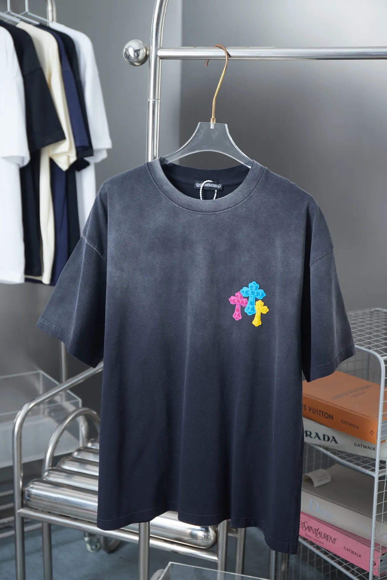 🅿️210 Ch*ome Hearte 25SS early spring new style Three-dimensional sponge thick version Chloë Hearte logo short sleeves Light luxury essential item for daily commuting for men and women Correct version Welcome to compare Detailed features · 320g 100% pure cotton double yarn jersey fabric · Custom dyed in the same vat with special thickened 32 count double-ply 1X1 thread · Three-dimensional sponge thick version Chloé Hearte logo printing · Ready-to-wear dyeing Then do the faded fried snowflake process, then wash it to make it look old · General washing to improve the effect · Double-needle stitching and cross-stitch process · Original main mark, washed tag, brand moisture-proof paper packaging Color: white/black/green/blue Size: S/M/L/XL